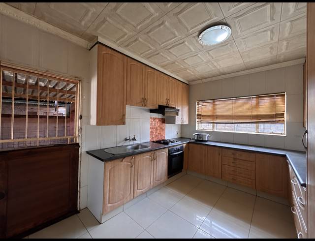 3 BEDROOM HOUSE FOR SALE IN VANDERBIJLPARK CE 4